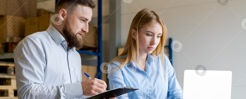 Скачать Команда логистов внимательно изучает данные о запасах на ноутбуке и в буфере обмена фотосток Ozero