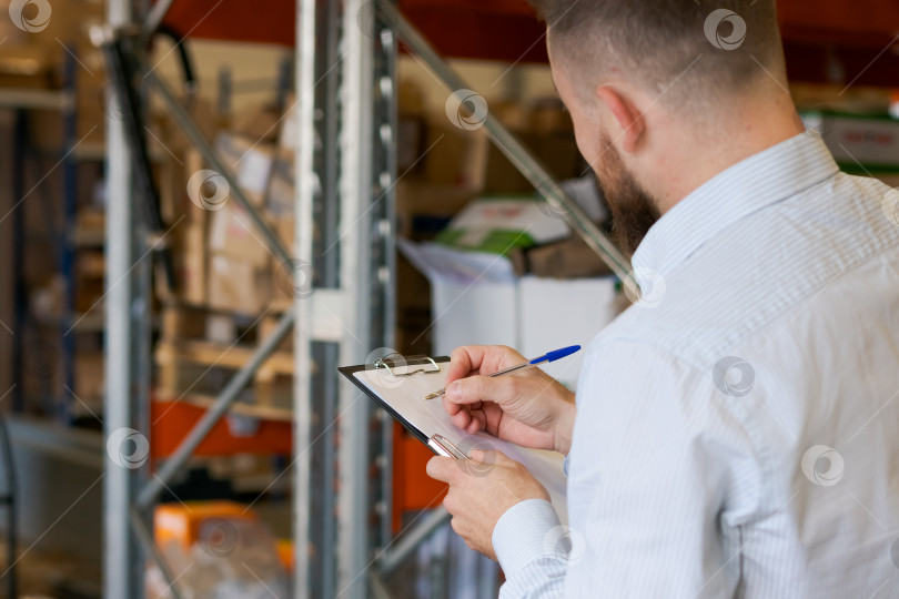 Скачать Крупным планом менеджер склада записывает данные о запасах в буфер обмена фотосток Ozero