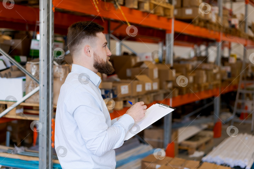 Скачать Начальник склада записывает что-то в буфер обмена во время инвентаризационной проверки запасов фотосток Ozero