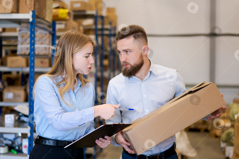 Скачать Руководитель складской группы и менеджер, проверяющий упаковку заказа на отгрузку фотосток Ozero