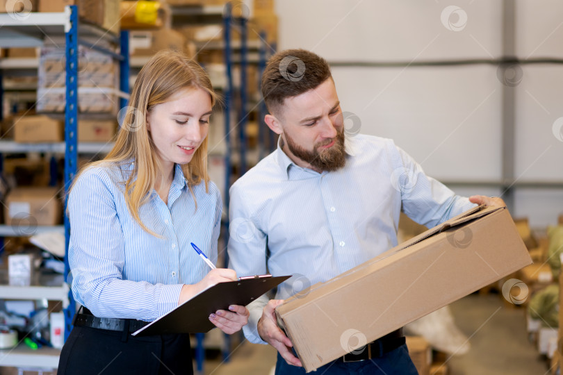 Скачать Довольные менеджеры склада оформляют заказ на отгрузку с помощью буфера обмена и коробки фотосток Ozero