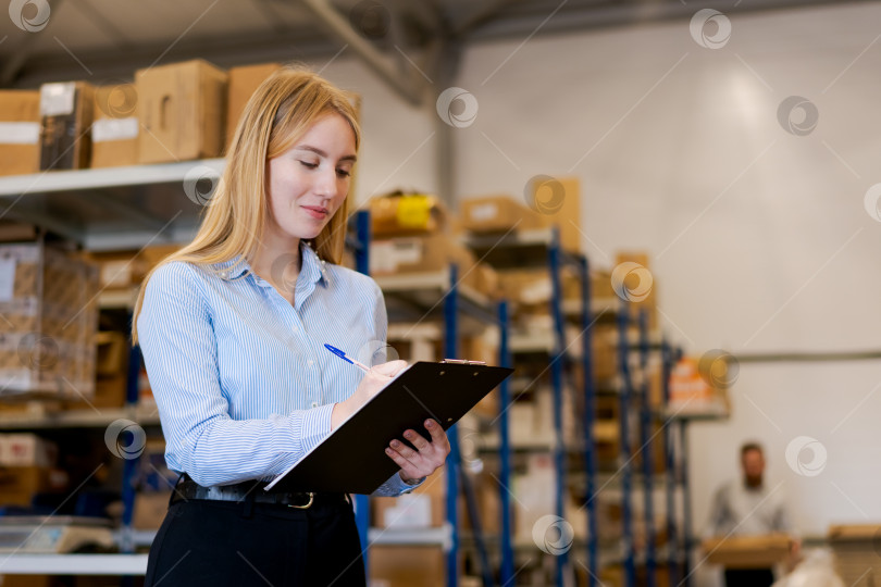 Скачать Менеджер склада пишет в буфере обмена на фоне стеллажей для хранения фотосток Ozero