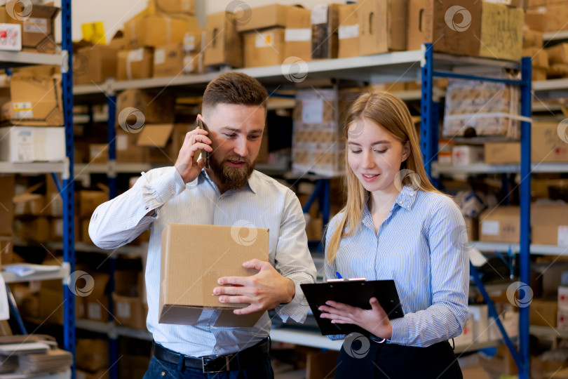 Скачать Менеджеры склада Координируют заказ на отгрузку и звонят клиенту фотосток Ozero