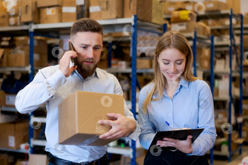 Скачать Менеджеры склада координируют доставку заказов и проверку запасов по телефону фотосток Ozero