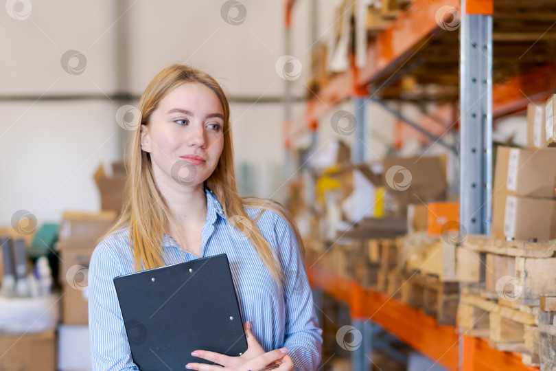 Скачать Уверенная в себе женщина-менеджер склада с планшетом обмена, стоящим на складе фотосток Ozero