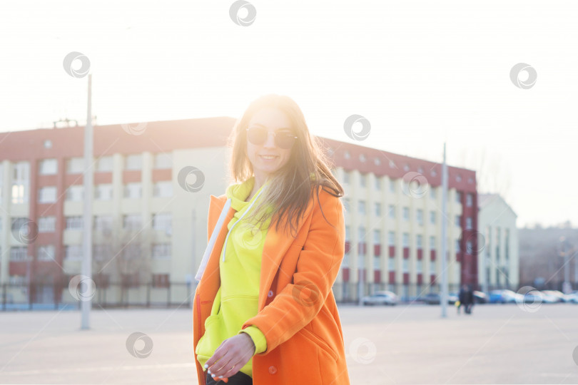 Скачать Портрет молодой женщины в ярком наряде фотосток Ozero