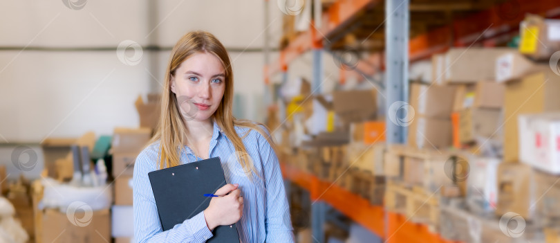 Скачать Профессиональная женщина-менеджер по логистике с портретом из буфера обмена на складе фотосток Ozero