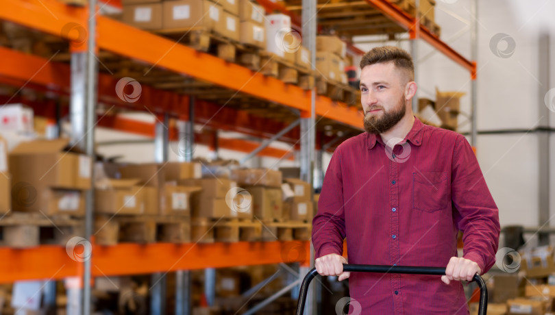Скачать Надежный начальник склада с ручной тележкой в Логистическом центре фотосток Ozero