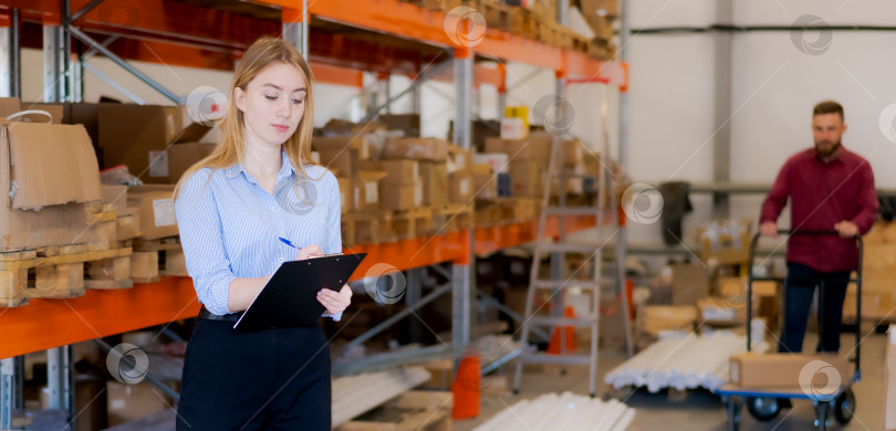 Скачать Команда складской логистики, работающая над аудитом запасов и выполнением заказов фотосток Ozero