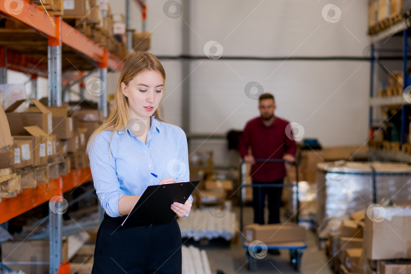 Скачать Команда логистов Координирует инвентаризационный аудит и перемещение запасов на складе фотосток Ozero