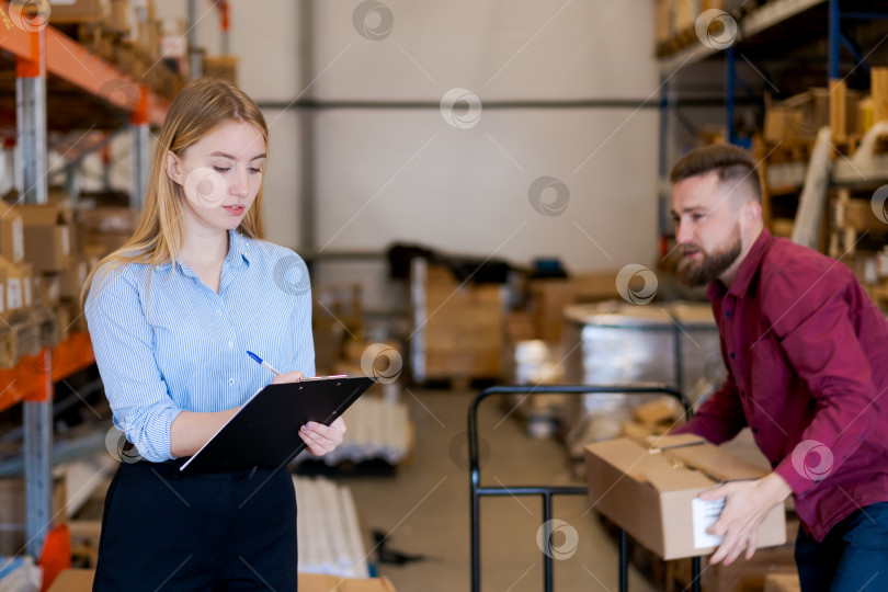 Скачать Команда склада Координирует инвентаризацию запасов и обработку посылок фотосток Ozero