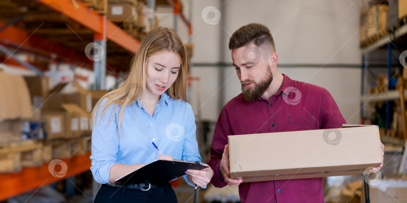 Скачать Команда логистов Координирует инвентаризацию посылок и аудит на современном складе фотосток Ozero