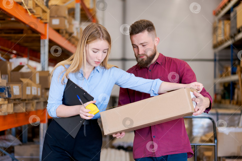 Скачать Команда логистов измеряет упаковку для отправки в Распределительный центр фотосток Ozero