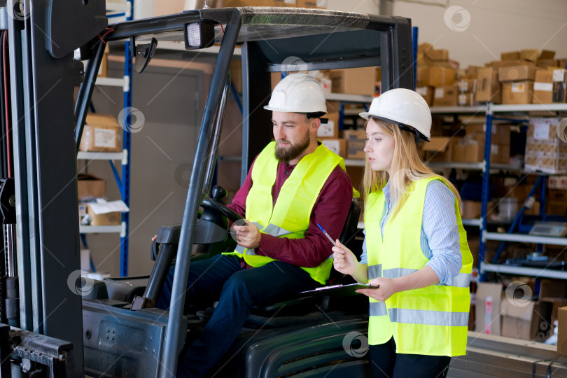 Скачать Команда складской логистики Координирует перемещение товара с оператором вилочного погрузчика фотосток Ozero