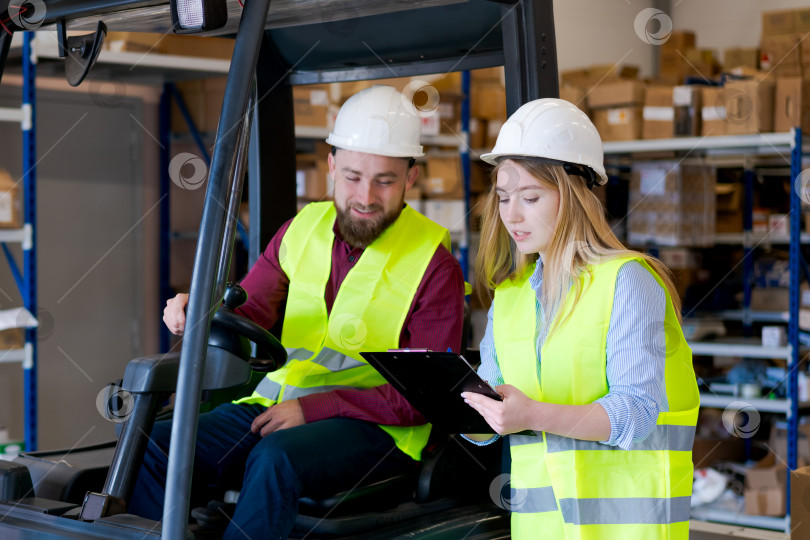 Скачать Супервайзер по логистике и оператор вилочного погрузчика, координирующий перемещение запасов фотосток Ozero