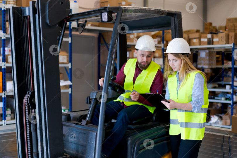Скачать Начальник склада Инструктирует Водителя Вилочного погрузчика Во время Инвентаризации запасов фотосток Ozero