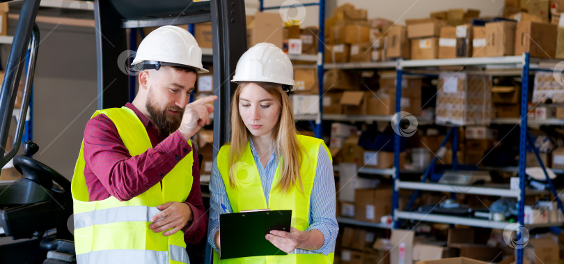 Скачать Начальник склада Дает указания менеджеру во время проверки запасов фотосток Ozero