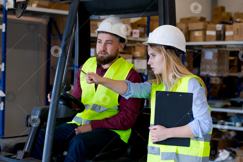 Скачать Начальник склада направляет оператора вилочного погрузчика для размещения на складе фотосток Ozero