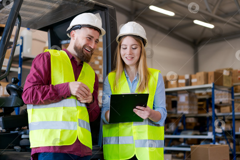 Скачать Веселая команда складских логистиков празднует успешный аудит запасов фотосток Ozero