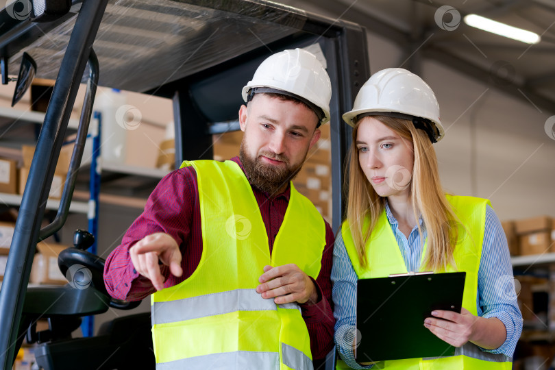 Скачать Менеджеры по складской логистике в защитном снаряжении Координируют перемещение запасов фотосток Ozero