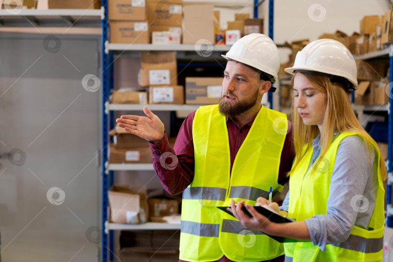 Скачать Менеджер склада обсуждает организацию хранения с членом команды фотосток Ozero