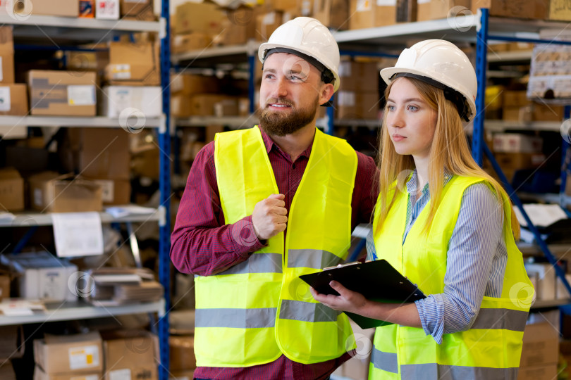 Скачать Уверенная в себе команда склада, совместно планирующая логистические операции фотосток Ozero