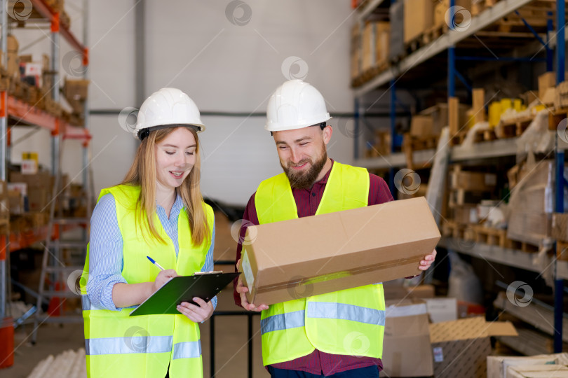 Скачать Работники склада проверяют доставку посылки по инвентарному списку фотосток Ozero