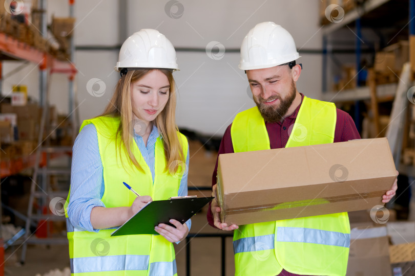 Скачать Команда склада проверяет доставку посылки с помощью контрольного списка запасов фотосток Ozero