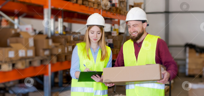 Скачать Счастливые работники склада вместе обрабатывают выполнение заказов фотосток Ozero