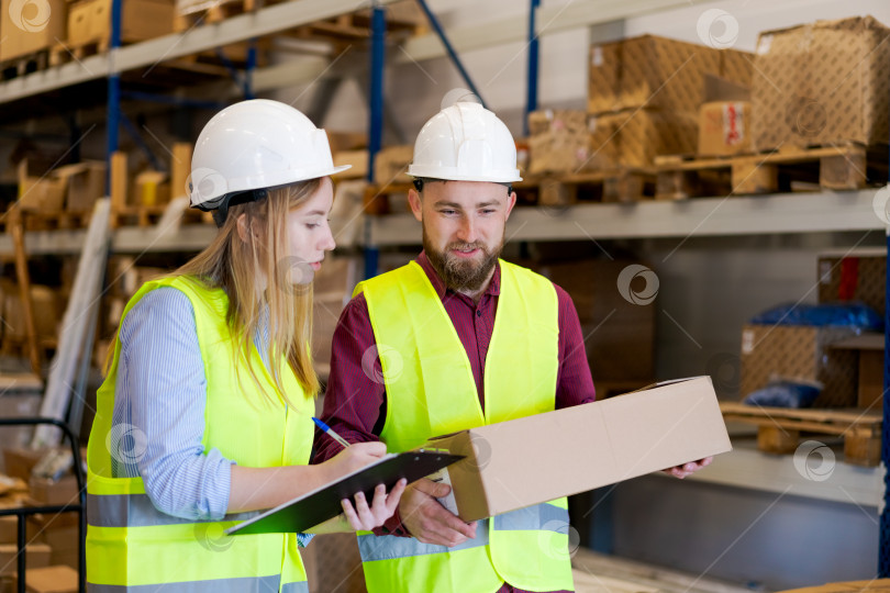 Скачать Партнеры по логистике проверяют запасы с учетом опыта хранения на паллетах фотосток Ozero