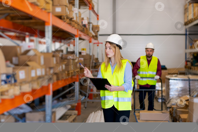 Скачать Менеджер склада проводит систематический осмотр полок с помощью буфера обмена фотосток Ozero