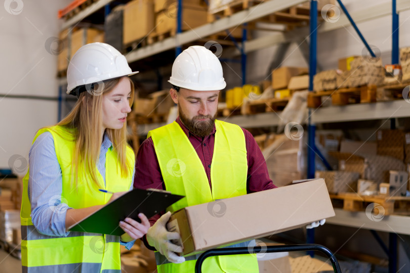 Скачать Команда склада проверяет содержимое отправления с документацией фотосток Ozero