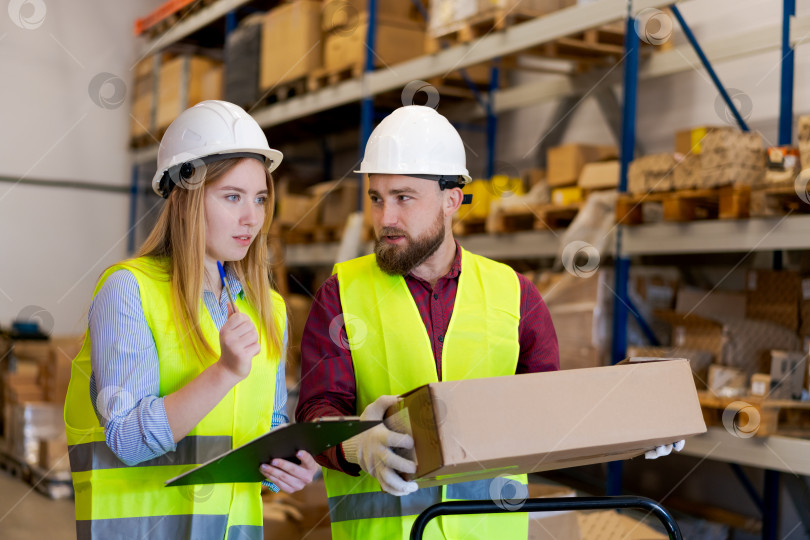Скачать Женщина-супервайзер объясняет коллеге по складу логистический процесс фотосток Ozero