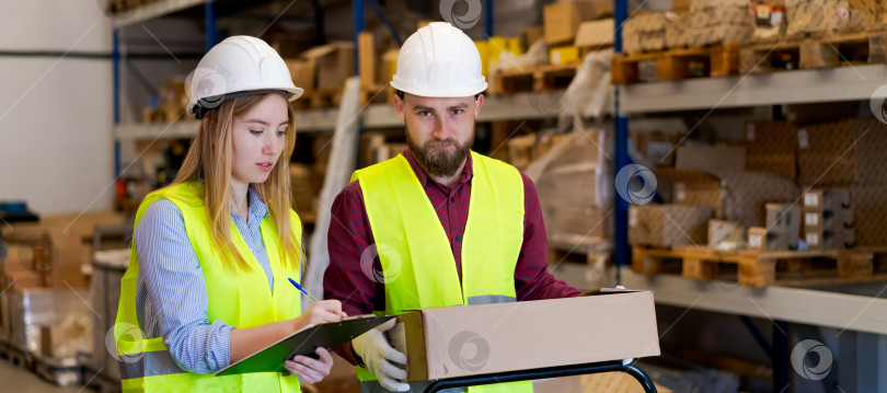 Скачать Команда складской логистики Координирует проверку запасов с помощью буфера обмена фотосток Ozero