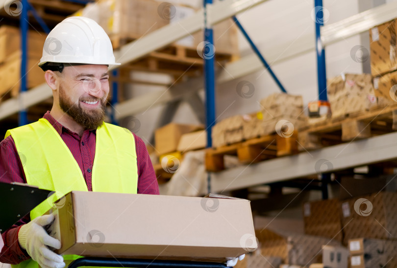 Скачать Уверенный в себе Мужчина, работник склада, несущий посылку для отправки фотосток Ozero