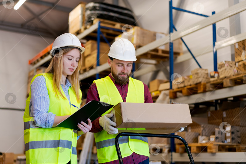 Скачать Контроль качества Содержимого открытой упаковки на складе фотосток Ozero