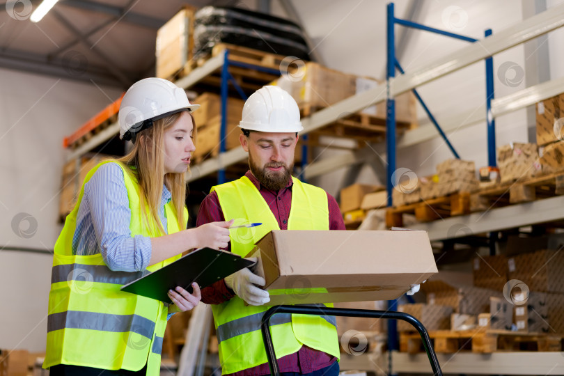 Скачать Начальник склада Обучает нового сотрудника операционным процедурам фотосток Ozero