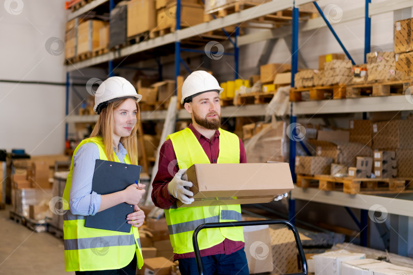 Скачать Уверенная в себе команда логистов, планирующая стратегические операции на складе фотосток Ozero