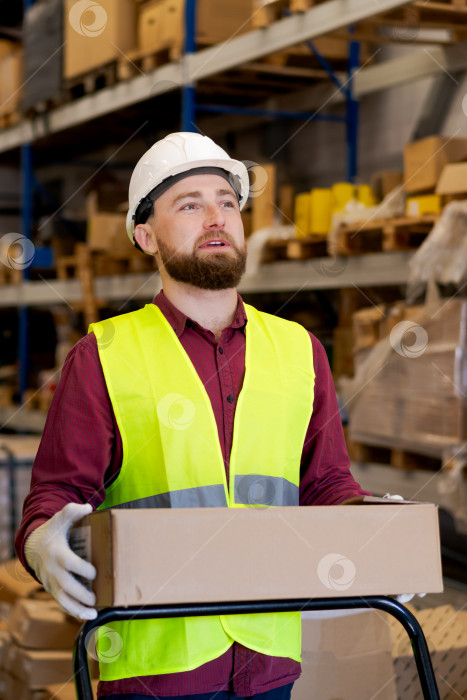 Скачать Сосредоточенный Мужчина, работник склада, просматривающий складские запасы фотосток Ozero
