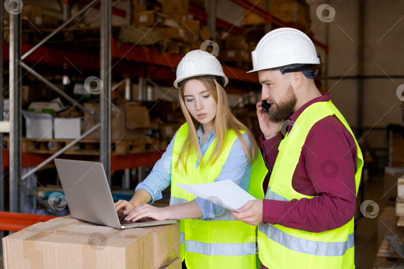 Скачать Команда склада использует цифровые технологии для управления запасами фотосток Ozero