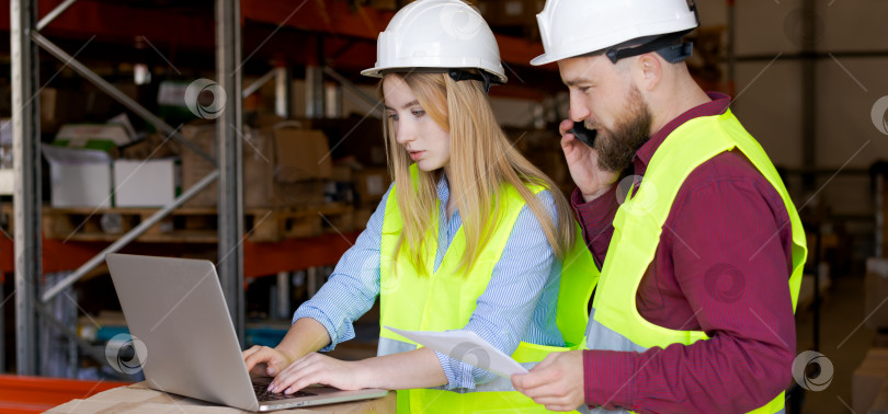 Скачать Специалисты по логистике Координируют заказы с помощью ноутбука и телефона фотосток Ozero