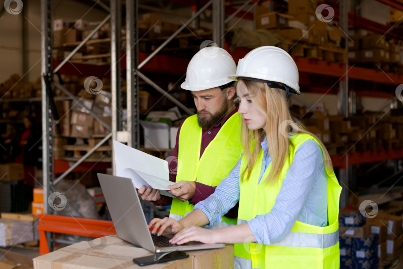 Скачать Работники распределительного центра Анализируют оперативные данные и отчеты фотосток Ozero