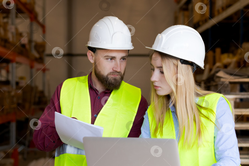 Скачать Целеустремленная Команда Логистов Совместно решает Операционные задачи фотосток Ozero