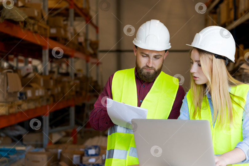 Скачать Команда склада проверяет документацию и записи на соответствие требованиям фотосток Ozero