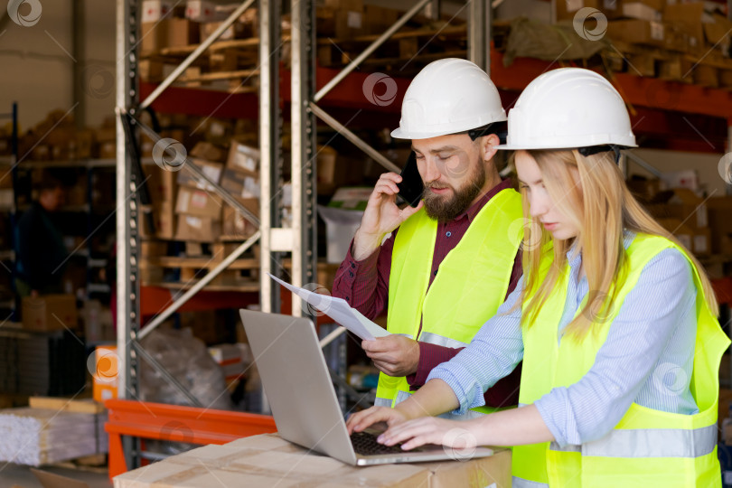 Скачать Работники склада Эффективно справляются со срочными запросами клиентов фотосток Ozero