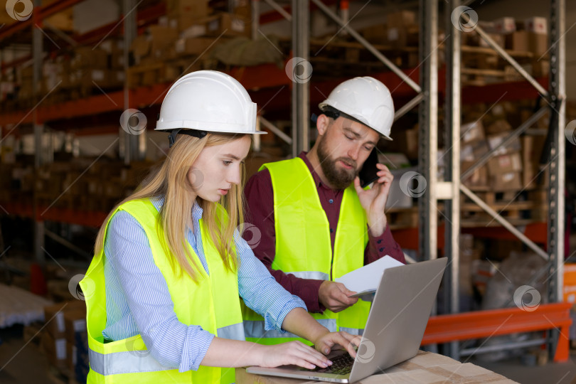 Скачать Команда склада Координирует отгрузки с помощью телефона и ноутбука фотосток Ozero