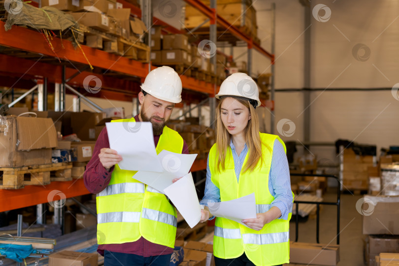 Скачать Команда логистов сравнивает товаросопроводительные документы для проверки соответствия требованиям фотосток Ozero