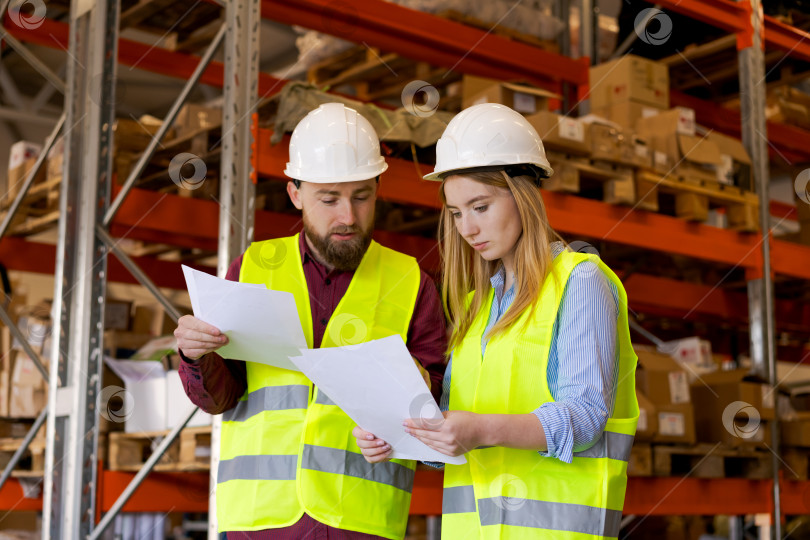 Скачать Сотрудники Распределительного Центра Сверяют Детали Заказа С Документацией фотосток Ozero