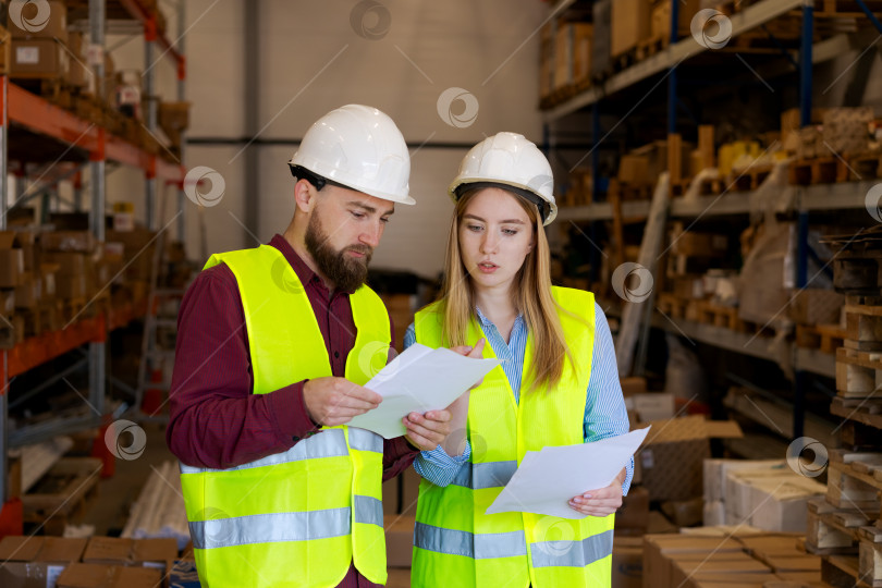 Скачать Специалисты по Логистике Совместно анализируют Несколько Товаросопроводительных Документов фотосток Ozero