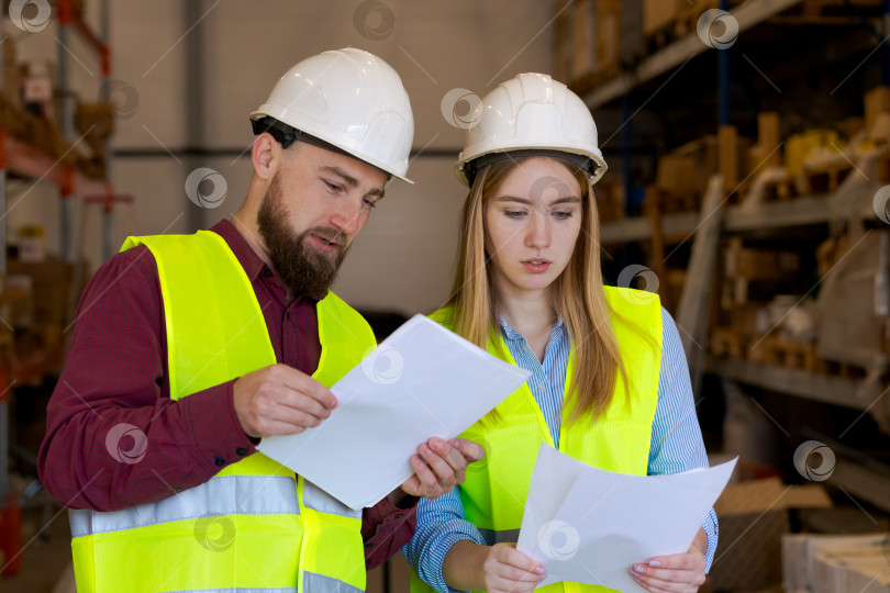 Скачать Команда склада Сверяет инвентарные записи и отгрузочные ведомости фотосток Ozero